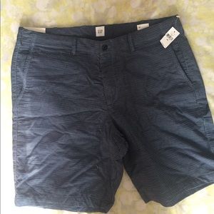 Men size 38  GAP shorts